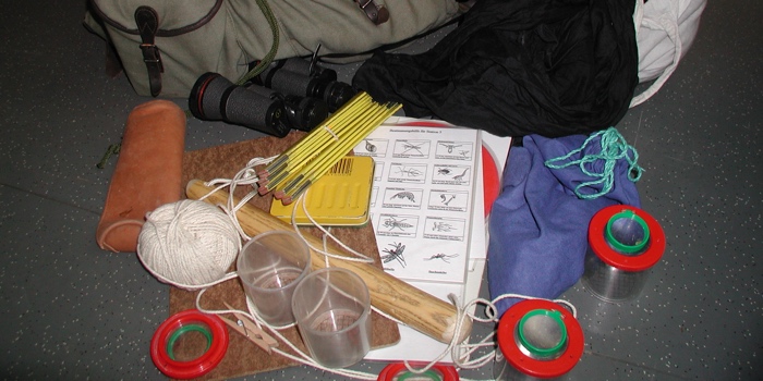 Rucksack mit Naturentdecker-Ausrüstung, Becherlupen, Fernglas, Zollstock